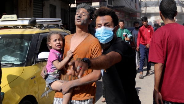 Israel Military Extends Its Ground Operations In Gaza & Cuts Off The Phone and Internet Links 