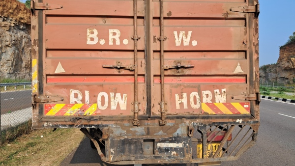 Lorry- Omni Car Accident In Bengaluru-Mysuru Expressway Lorry- Omni Car Accident In Bengaluru-Mysuru Expressway