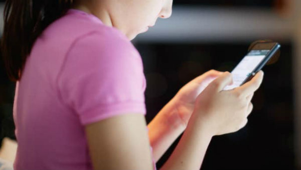 Children Are Addicted To Mobile Phones And Lost Their Eyes Children Are Addicted To Mobile Phones And Lost Their Eyes