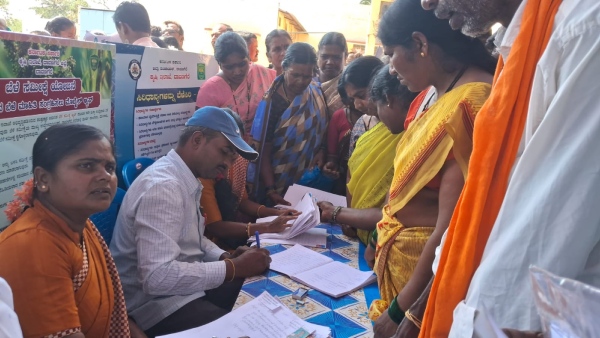 officials-visit-door-to-door-and-solve-peoples-problems