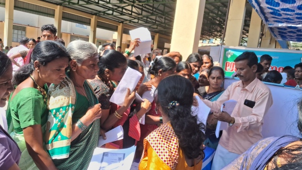 officials-visit-door-to-door-and-solve-peoples-problems