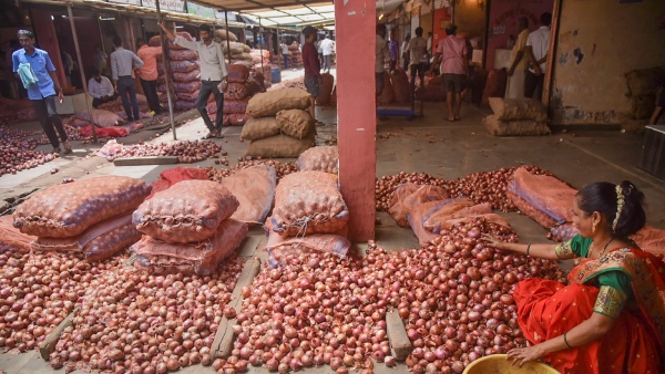 Onion Prices Soar 57%, Government Boosts Buffer Sales for Relief Onion Prices Soar 57%, Government Boosts Buffer Sales for Relief