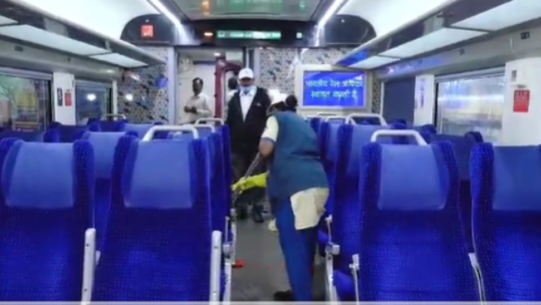 16 Coaches Vande Bharat Express Train Cleaning in 14 Minutes by SWR Mysuru Division Introduced