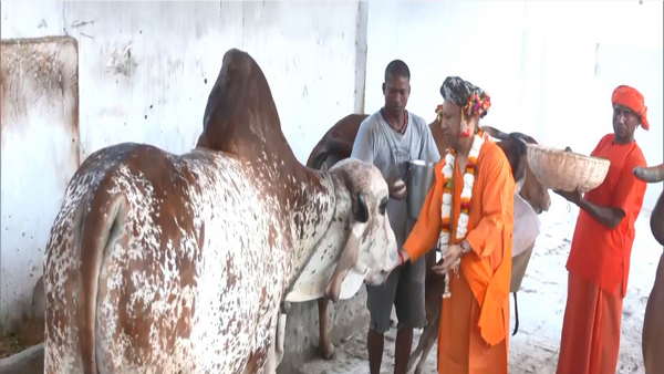 CM yogi adityanath offered special pooja to Guru Gorakhnath on Vijayadashami 