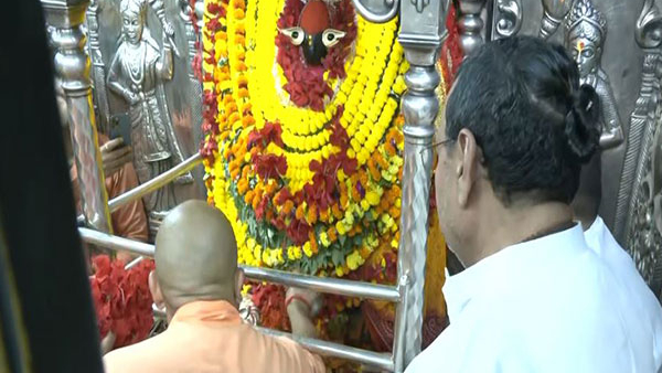 Yogi Adityanath offered prayers at Vindhyavasini temple 
