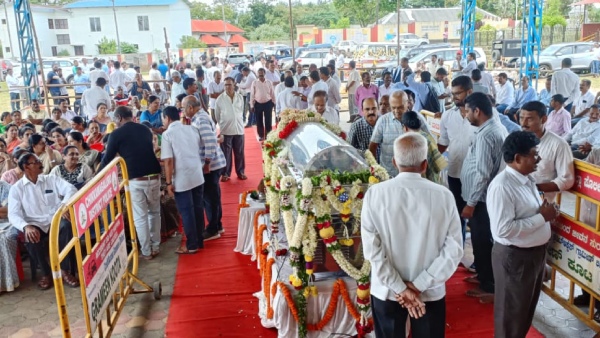 CM Siddaramaiah will have last tribute to DB Chandregowda in Daradahalli village