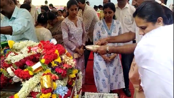 Ashwini Puneeth Rajkumar last tribute to DB Chandregowda in Daradahalli village