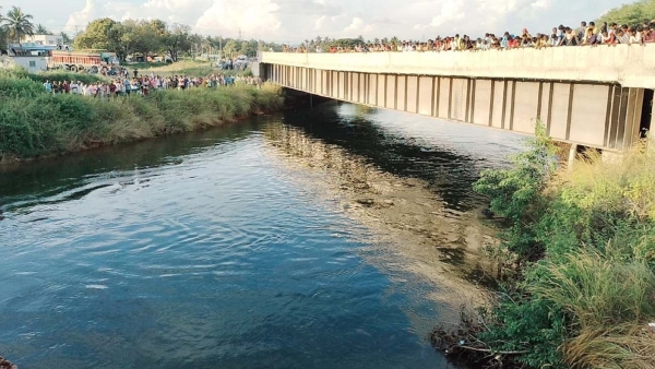 Pandavapura: Car fell into Visvesvaraya canal, five people death