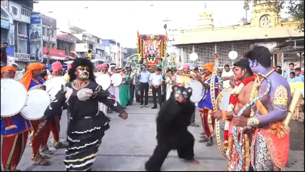 Karnataka rajyotsava: A Tibetan woman who attracted attention by singing a Kannada song in Hanur