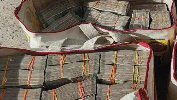 8 crore money was seized without documents near Holalkere 8 crore money was seized without documents near Holalkere