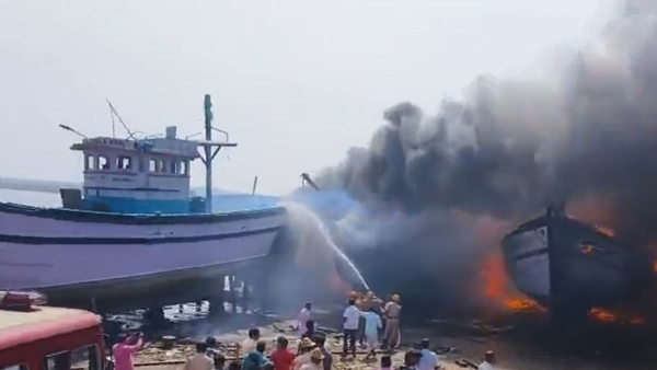 7 fishing boats caught fire in Gangolli of Udupi district 7 fishing boats caught fire in Gangolli of Udupi district
