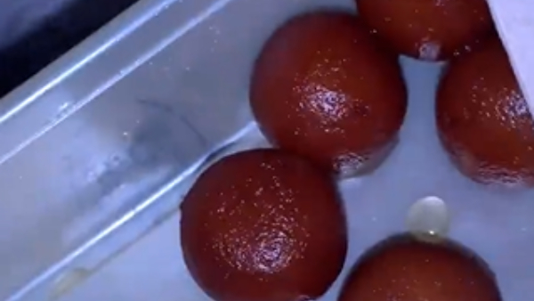 Viral Video: Food Vlogger Found Worm In Gulab Jamun