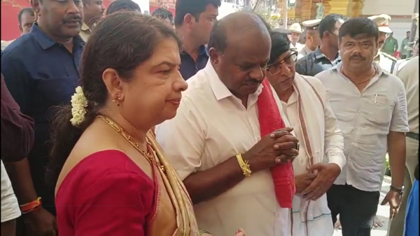 HD Kumaraswamy Family visits Hasanambe temple