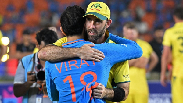  Kohli Presents Maxwell with Jersey After Australias World Cup Win