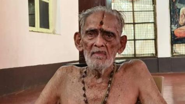 Pejevar Vishveshateertha Swamijis father passed away