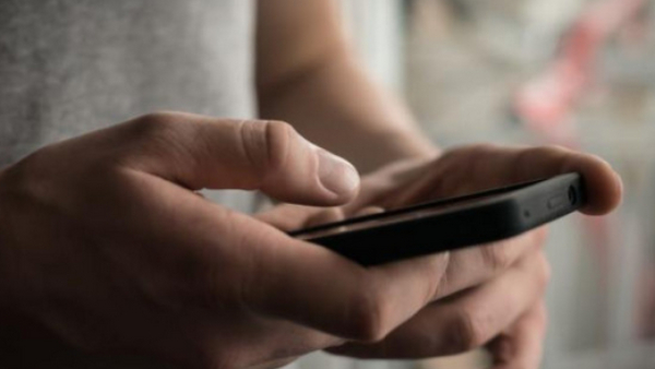 Woman Stunned By Discovery Of 13,000 Revealing Photos On Boyfriends Phone Woman Stunned By Discovery Of 13,000 Revealing Photos On Boyfriends Phone