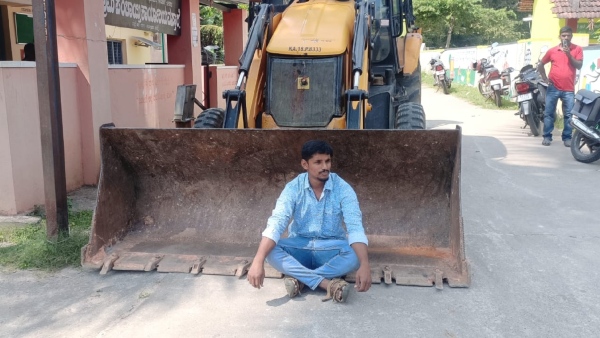 protest-against-gram-panchayat-with-jcb