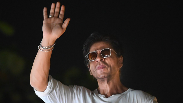 Mobiles of 30 fans who had come to see Shahrukh Khan were stolen