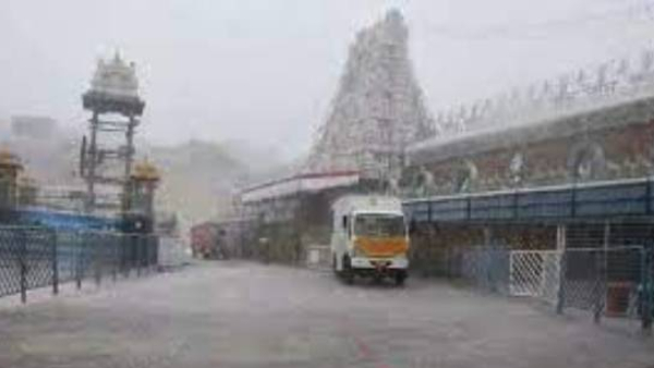 Tirumala Cloudy weather: Pleasant weather in Tirumala.. Rain gave new experience to devotees!