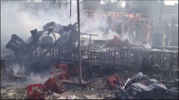 Uttar Pradesh Fire Cracker Accident: 9 Injured After Fire Extended to 7 Firecrackers Shops. Uttar Pradesh Fire Cracker Accident: 9 Injured After Fire Extended to 7 Firecrackers Shops.