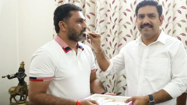 Kumaranna did not come to Vijayendra Padagrahan: BS Yediyurappa sent sweets to Hassans Pritam Gowdas mouth
