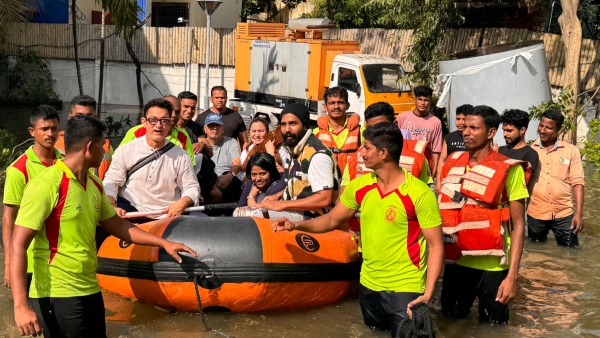  Aamir Khan Spotted During Chennai Flood Rescue Operations Post Cyclone Michaung 