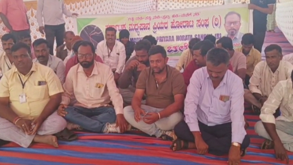 Habitual Drinkers Association Members Protest In Frunt Of Belagavi Suvarna Soudha Habitual Drinkers Association Members Protest In Frunt Of Belagavi Suvarna Soudha