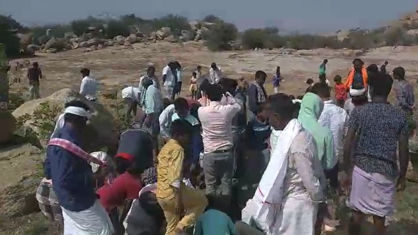 Searching for gold coins by people in Molakalmuru taluk 