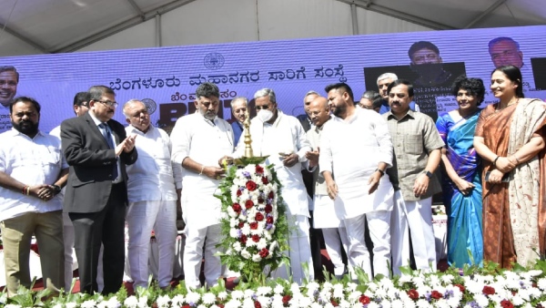  ಬೆಂಗಳೂರು ಡಿ 26: ಏಪ್ರಿಲ್ ವೇಳೆಗೆ 1400 ಹೊಸ ಎಲೆಕ್ಟ್ರಿಕ್ ಬೆಂಗಳೂರು ಮಹಾನಗರ ಬಸ್ ಗಳು ನಗರ ಸಾರಿಗೆಗೆ ಸೇರ್ಪಡೆ ಆಗಲಿವೆ ಎಂದು ಮುಖ್ಯಮಂತ್ರಿ ಸಿದ್ದರಾಮಯ್ಯ ಅವರು ಹೇಳಿದರು. ವಿಧಾನಸೌಧದ ಪೂರ್ವದ್ವಾರದ ಮುಂಭಾಗದಲ್ಲಿ ಬೆಂಗಳೂರು ಮಹಾನಗರ ಸಾರಿಗೆ ಸಂಸ್ಥೆ ಆಯೋಜಿಸಿದ್ದ ಕಾರ್ಯಕ್ರಮದಲ್ಲಿ 100 ವಿದ್ಯುತ್ ಚಾಲಿತ ಬಸ್ ಗಳನ್ನು ಲೋಕಾರ್ಪಣೆಗೊಳಿಸಿ ಮಾತನಾಡಿದ ಅವರು, ಇಲ್ಲಿಯವರೆಗೂ ರಾಜ್ಯ ಸಾರಿಗೆಯ ಬಸ್ ಗಳಲ್ಲಿ 120 ಕೋಟಿ ಮಹಿಳೆಯರು ಉಚಿತವಾಗಿ ಬಸ್ ಗಳಲ್ಲಿ ಪ್ರಯಾಣಿಸಿದ್ದಾರೆ. ನಿತ್ಯ 40 ಲಕ್ಷ ಜನ ಬಿಎಂಟಿಸಿ ಯಲ್ಲಿ ಪ್ರಯಾಣ. ಇದರಲ್ಲಿ ಎಲ್ಲ ಜಾತಿ, ಎಲ್ಲ ಧರ್ಮದ, ಎಲ್ಲ ಅಂತಸ್ತಿನ ಮಹಿಳೆಯರು ಉಚಿತ ಪ್ರಯಾಣ ಮಾಡುತ್ತಿದ್ದಾರೆ. ಉಚಿತ ಬಸ್ ಪ್ರಯಾಣವನ್ನು ಬಿಜೆಪಿ ಯವರು ಟೀಕಿಸುತ್ತಿದ್ದಾರೆ. ಆದರೆ ಬಿಜೆಪಿ ಯವರು ತಾವು ಅಧಿಕಾರದಲ್ಲಿದ್ದಾಗ ಈ ಜನೋಪಯೋಗಿ ಯೋಜನೆಯನ್ನು ಏಕೆ ಜಾರಿಗೆ ತರಲಿಲ್ಲ ಎಂದು ಮುಖ್ಯಮಂತ್ರಿ ಸಿದ್ದರಾಮಯ್ಯ ಪ್ರಶ್ನಿಸಿದರು. ನಮ್ಮ ಗ್ಯಾರಂಟಿಗಳಿಂದ ಜನರ ಕೊಳ್ಳುವ ಶಕ್ತಿ ಹೆಚ್ಚಾಗಿ ರಾಜ್ಯದ ಆರ್ಥಿಕ ಚಟುವಟಿಕೆ ಹೆಚ್ಚಾಗಿ ರಾಜ್ಯದ ಆರ್ಥಿಕ ಬೆಳವಣಿಗೆ ಆಗುತ್ತಿದೆ. ಕಾರ್ಮಿಕ ಮತ್ತು ರೈತ ಮಹಿಳೆಯರು, ದುಡಿಯುವ ವರ್ಗಗಳ ಮಹಿಳೆಯರಿಗೆ ಇದರಿಂದ ಸಾಕಷ್ಟು ಹಣ ಉಳಿತಾಯವಾಗಿದೆ. ಆ ಹಣವನ್ನು ತಮ್ಮ ಕುಟುಂಬದ ಇತರೆ ಅಗತ್ಯಗಳಿಗೆ ಬಳಸುತ್ತಿದ್ದಾರೆ. ಹೀಗಾಗಿ ಲಕ್ಷಾಂತರ ಕುಟುಂಬಗಳ ಆರ್ಥಿಕ ಶಕ್ತಿಯೂ ಹೆಚ್ಚುತ್ತಿದೆ ಎಂದು ಸರ್ಕಾರದ ಜನೋಪಯೋಗಿ ಯೋಜನೆಯ ಪರಿಣಾಮಕಾರಿ ಫಲಿತಾಂಶವನ್ನು ವಿವರಿಸಿದರು. ರಾಜ್ಯದ 4 ಕೋಟಿ 30 ಲಕ್ಷ ಮಂದಿ ನೇರವಾಗಿ ಸರ್ಕಾರದ ಗ್ಯಾರಂಟಿ ಯೋಜನೆಗಳ ಪ್ರಯೋಜನ ಪಡೆಯುತ್ತಿದ್ದಾರೆ. ಆ ಮೂಲಕ ಬಡವರು ಮತ್ತು ದುಡಿಯುವ ವರ್ಗಗಳನ್ನು ಆರ್ಥಿಕ ಪ್ರಗತಿಯ ಮುಖ್ಯವಾಹಿನಿಗೆ ತರಲಾಗುತ್ತಿದೆ ಎಂದರು. ಇನ್ನೂ ಆರ್ಥಿಕ ಶಕ್ತಿ ಮೂಲಕ ನಾಡಿನ ಸಮಸ್ತ ಮಹಿಳೆಯರಿಗೆ ಮತ್ತು ಬಡ, ಶ್ರಮಿಕ ಹಾಗೂ ಮಧ್ಯಮ ವರ್ಗದ ಕುಟುಂಬಗಳಿಗೆ ಆರ್ಥಿಕ ಸ್ವಾತಂತ್ರ್ಯ ಲಭಿಸಿದೆ. ಇದನ್ನು ಸಾಧಿಸಲು ಕಾಂಗ್ರೆಸ್ ಸರ್ಕಾರವೇ ಬರಬೇಕಾಯಿತು. ಹಿಂದಿದ್ದ ಬಿಜೆಪಿ ಸರ್ಕಾರಗಳು ಇದನ್ನು ಸಾಧಿಸಲಿಲ್ಲ. ಬದಲಿಗೆ ಟೀಕಿಸುತ್ತಾ ಕುಳಿತಿವೆ ಎಂದರು. ಉಪ ಮುಖ್ಯಮಂತ್ರಿ ಡಿ.ಕೆ.ಶಿವಕುಮಾರ್, ಸಾರಿಗೆ ಸಚಿವ ರಾಮಲಿಂಗಾರೆಡ್ಡಿ ಘನ ಉಪಸ್ಥಿತರಿದ್ದ ಕಾರ್ಯಕ್ರಮದ ಅಧ್ಯಕ್ಷತೆಯನ್ನು ಶಿವಾಜಿನಗರ ಶಾಸಕ ರಿಜ್ವಾನ್ ಅರ್ಷದ್ ವಹಿಸಿದ್ದರು. ಗ್ರಾಮೀಣಾಭಿವೃದ್ಧಿ ಸಚಿವ ಪ್ರಿಯಾಂಕ್ ಖರ್ಗೆ, ಉನ್ನತ ಶಿಕ್ಷಣ ಸಚಿವ ಎಂ.ಸಿ.ಸುಧಾಕರ್, ಕ್ರೀಡಾ ಸಚಿವ ನಾಗೇಂದ್ರ, ವೈದ್ಯಕೀಯ ಶಿಕ್ಷಣ ಸಚಿವ ಶರಣ ಪ್ರಕಾಶ್ ಪಾಟೀಲ್, ವಿಧಾನ‌ ಪರಿಷತ್ ಸದಸ್ಯ ಯು.ಬಿ.ವೆಂಕಟೇಶ್, ಮುಖ್ಯಮಂತ್ರಿಗಳ ರಾಜಕೀಯ ಕಾರ್ಯದರ್ಶಿ ಗೋವಿಂದರಾಜು, ನಸೀರ್ ಅಹ್ಮದ್ ಸೇರಿ ಹಲವು ಪ್ರಮುಖರು ಉಪಸ್ಥಿತರಿದ್ದರು.