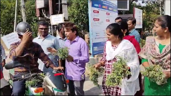 Different way protest by guest lecturers in Davanagere