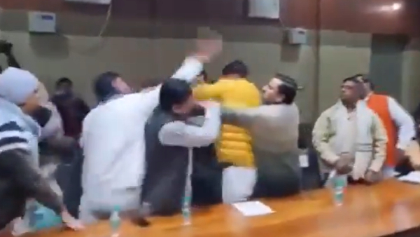 Fight between councilors in the middle of the meeting: Video goes viral