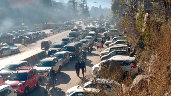 Tourist Navigates Mahindra Thar SUV Across River to Escape Himachal Traffic Gridlock Tourist Navigates Mahindra Thar SUV Across River to Escape Himachal Traffic Gridlock