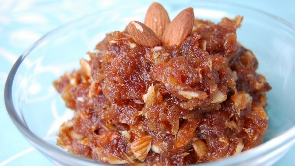 How to make kharjoor (date) halwa that strengthens the body in winter?