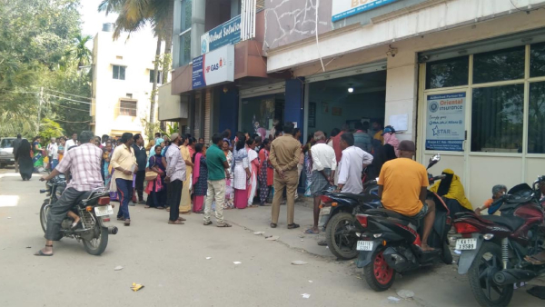Rumor of KYC registration for cooking gas subsidy: People standing in queue in Mandya Rumor of KYC registration for cooking gas subsidy: People standing in queue in Mandya