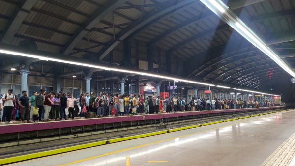 Namma Metro SV Road Station Witnessed Heavy Crowd by Passengers on Saturday Evening: Photo Viral Namma Metro SV Road Station Witnessed Heavy Crowd by Passengers on Saturday Evening: Photo Viral