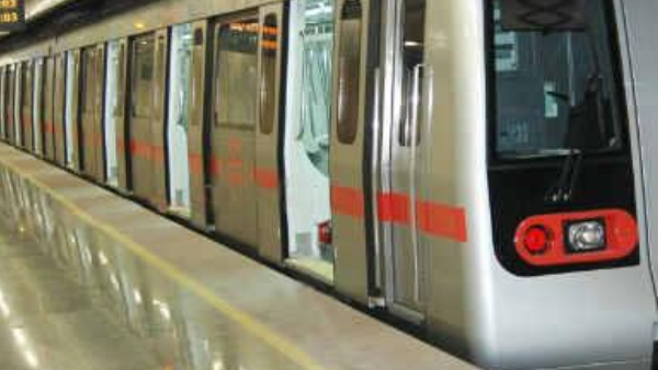 Metro: Fight between two people for seat in metro, video viral