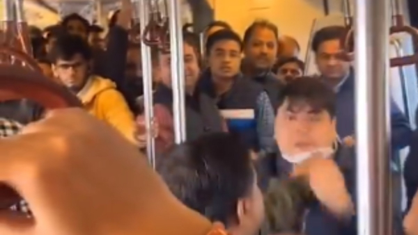 Dishum Dishum in Metro: People bumped into a moving train 