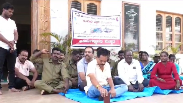 Pourakarmikas Protest At Sringeri Town Garbage Collection Stops