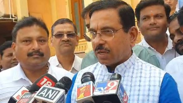 Hubballi: Pralhad Joshi Slams on Congress Leaders Mallikarjun Kharge and CM Siddaramaiah Hubballi: Pralhad Joshi Slams on Congress Leaders Mallikarjun Kharge and CM Siddaramaiah