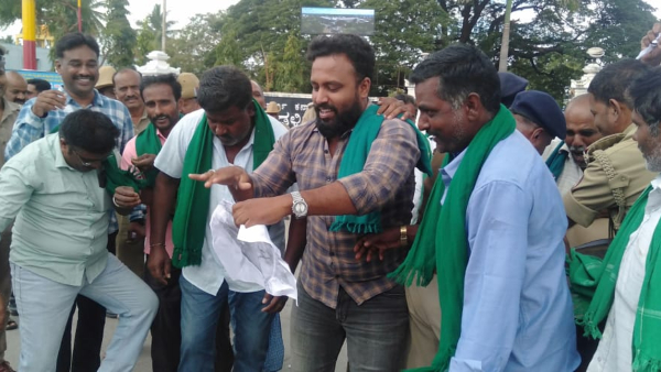 Sugarcane growers protest in Chamarajanagar against Shivanand Patil