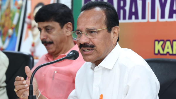 Sadananda Gowda Reacted Against Basanagouda Patil Yatnal Statement