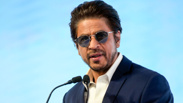 Shah Rukh Khan Meets His Fans Near His House At Mumbai 