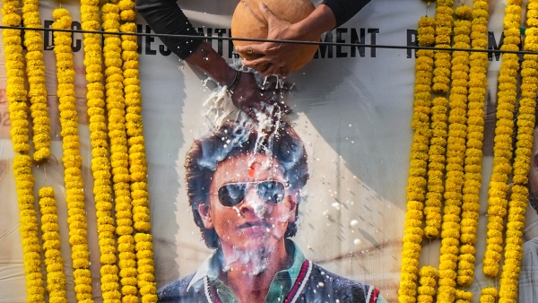 Shah Rukh Khan Meets His Fans Near His House At Mumbai 