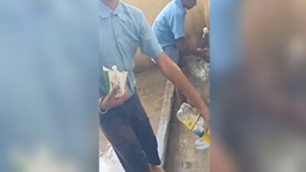 Bengaluru: Teacher who cleaned the toilet from the students was suspended! Bengaluru: Teacher who cleaned the toilet from the students was suspended!