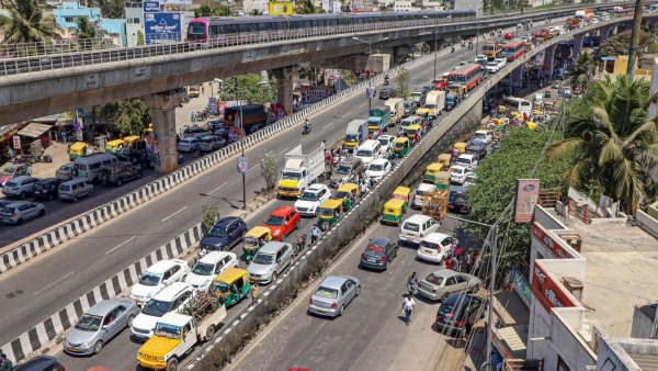 Bengaluru Police Seize Wanted Two-Wheeler: 634 Traffic Violations Result in Rs 3 Lakh in Fines Bengaluru Police Seize Wanted Two-Wheeler: 634 Traffic Violations Result in Rs 3 Lakh in Fines