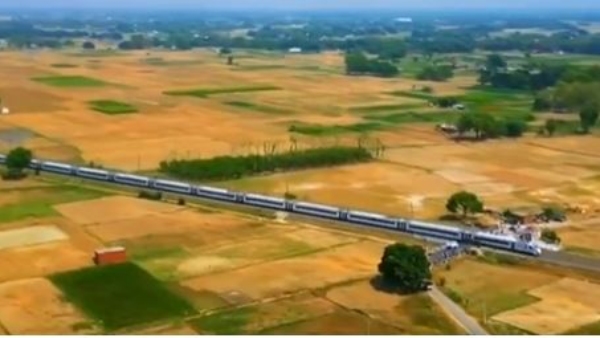 Vande Bharat Express Train of Delhi-Varanasi Travel in Nature Video Share by Railway Dept Vande Bharat Express Train of Delhi-Varanasi Travel in Nature Video Share by Railway Dept