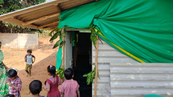 Siddapur Taluk Balagoda Villagers Constructed A Temporary Anganwadi Siddapur Taluk Balagoda Villagers Constructed A Temporary Anganwadi