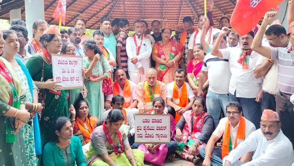 Vishweshwar Hegde Kageri Lashes Out At Congress Leaders Corruption