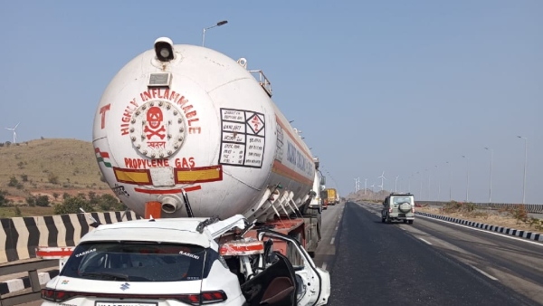 Accident between gas tanker lorry and car near Madakaripura, two death