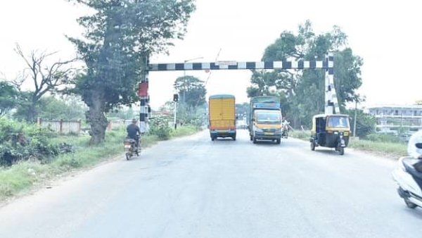 Unfinished construction of Chikkaballapur-Bangalore rail gate: motorists in fear of life!